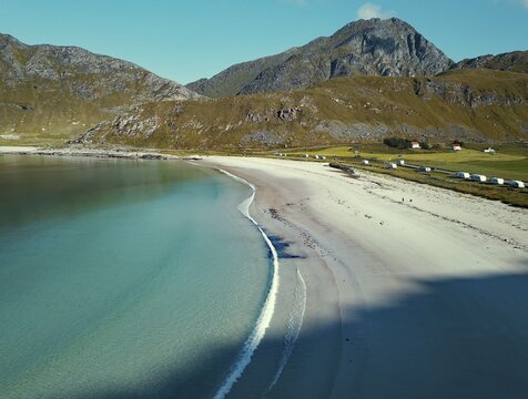 Wide, lonely sandy beach and rugged mountains, Haukland, Leknes, Lofoten, Nordland, Norway