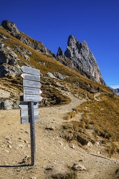 Signpost to theGeisler Group with the Sas Rigais peak, Val Gardena, Dolomites, South Tyrol, Italy