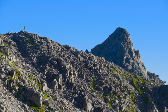 南側中腹から望む北アルプスの大喰岳と槍ヶ岳