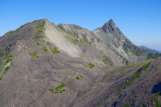 南側稜線から望む、北アルプスの中岳、大喰岳、槍ヶ岳