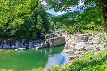 Fototapeta premium 8月の寝覚めの床 木曽川のクリアな水面と新緑の木々が映える夏の渓谷美