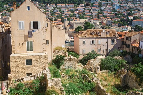ドゥブロヴニク旧市街を見下ろす家並みと古い遺跡跡、クロアチア