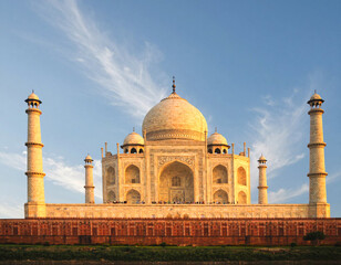 Sight of Taj Mahal mausoleum in Agra in India © Wojciech
