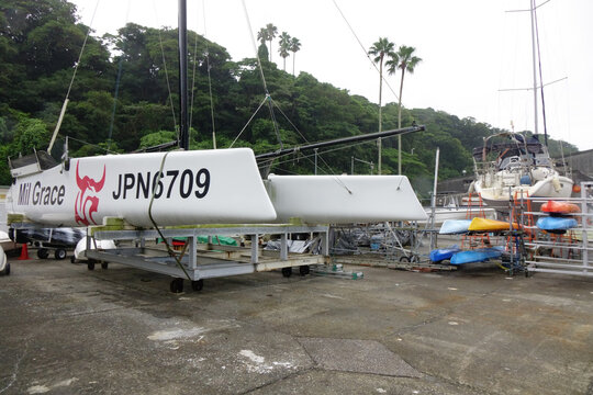 神奈川県、日本 &mdash; 2026年8月16日：三浦半島の「リビエラシーボニアマリーナ」におけるボートとセーリングの様子。