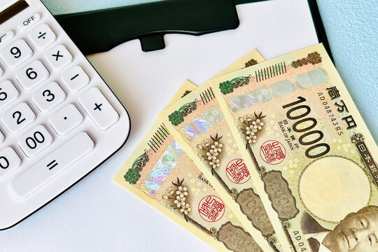 バインダーと電卓で見積や買取のイメージ