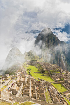 Peru, Andes, Urubamba Valley, clouds and fog above Machu Picchu with mountain Huayna Picchu