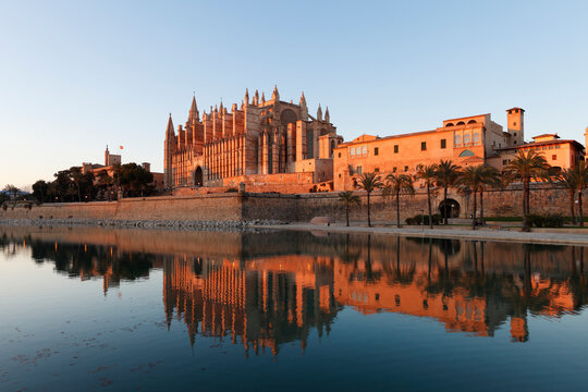 Spain, Balearic Islands, Majorca, Palma de Mallorca, Parc de Mar, Almudaina Palace, Cathedral La Seu