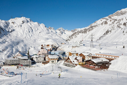 Austria, Tyrol, Skiers in ski region
