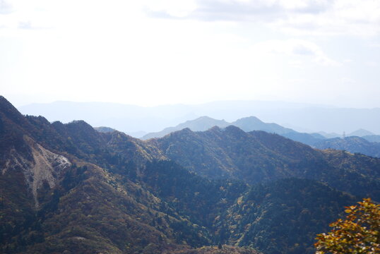 重なり合う山々と青みがかった遠景の山並み
