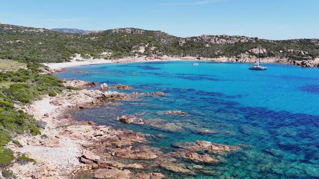 Plage d&eacute;serte de sable blanc aux eaux turquoises