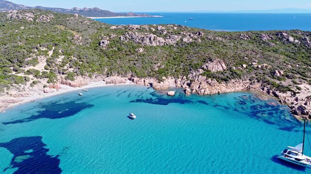 Vue a&eacute;rienne de bateaux mouillant dans des eaux turquoises dans le sud de la Corse