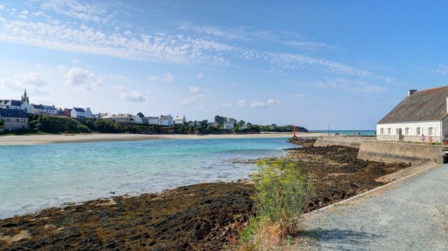 survol de la baie d'Audierne et de ses plages aux eaux turquoises en Bretagne sud