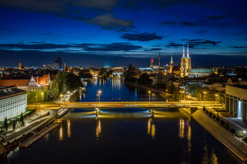 Fototapeta premium Most Pokoju and Ostrow Tumski in Wroclaw at blue hour