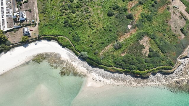 survol de la baie d'Audierne et de ses plages aux eaux turquoises en Bretagne sud