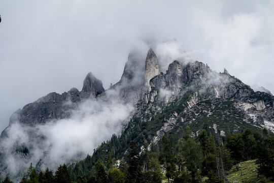 La spettacolare val Canali che si incunea sul versante est delle Pale di San Martino, parte del Parco Naturale del Paneveggio, Dolomiti, Trentino, Trento, Italia