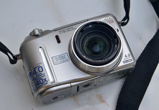 Olympus C-750 Ultra Zoom digital camera vintage technology