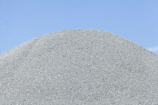 Baumaterial Kieselsteinchen auf einem Kieselberg, Deutschland