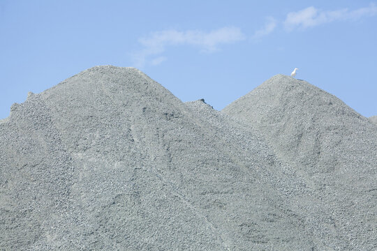 Baumaterial Kieselsteinchen auf einem Kieselberg, Deutschland