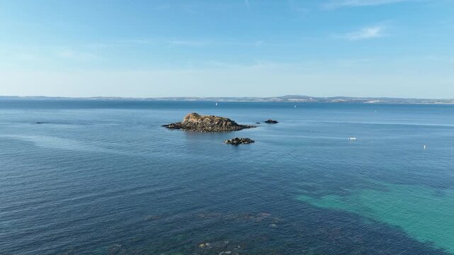 survol du port et des plages de Douarnenez en Bretagne