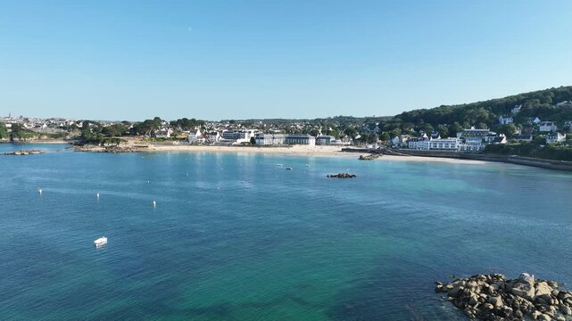 survol du port et des plages de Douarnenez en Bretagne