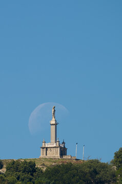 Virgin of Inmaculado corazon de Mar&iacute;a at the Heights monument with rising full moon