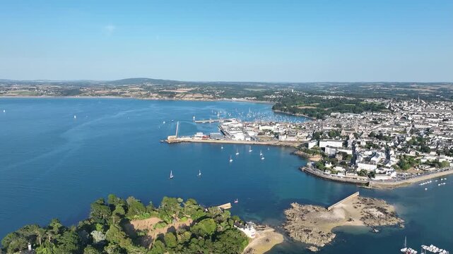 survol du port et des plages de Douarnenez en Bretagne