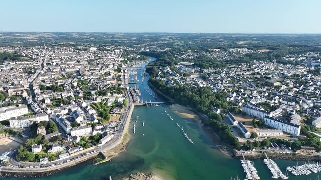 survol du port et des plages de Douarnenez en Bretagne