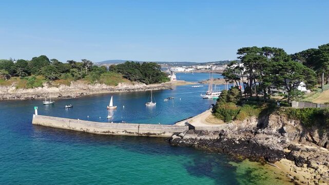 voiliers et vieux gr&eacute;ments dans le port de Douarnenez