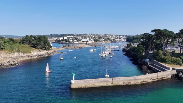 voiliers et vieux gr&eacute;ments dans le port de Douarnenez