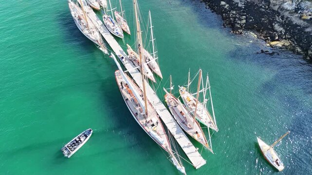 voiliers et vieux gr&eacute;ments dans le port de Douarnenez