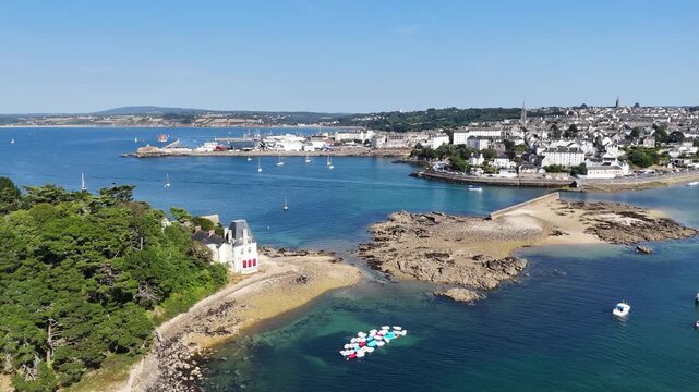 voiliers et vieux gr&eacute;ments dans le port de Douarnenez