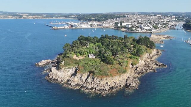 survol du port et des plages de Douarnenez en Bretagne