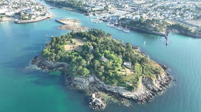 survol du port et des plages de Douarnenez en Bretagne