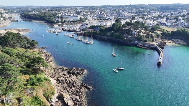 voiliers et vieux gr&eacute;ments dans le port de Douarnenez