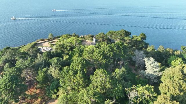 survol du port et des plages de Douarnenez en Bretagne