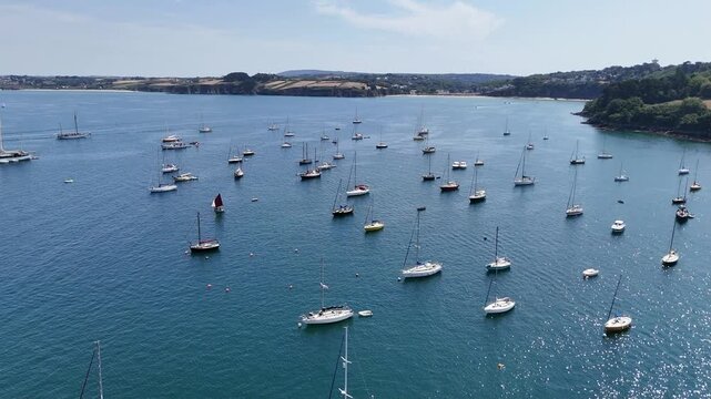 voiliers et vieux gr&eacute;ments dans le port de Douarnenez
