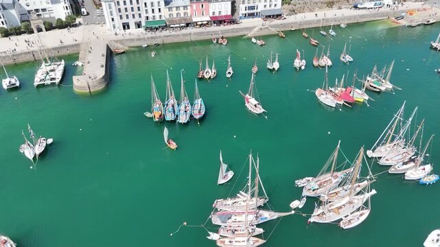 voiliers et vieux gr&eacute;ments dans le port de Douarnenez