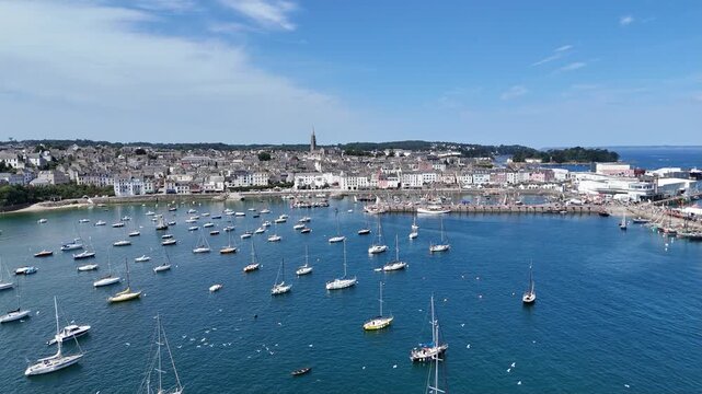 voiliers et vieux gr&eacute;ments dans le port de Douarnenez
