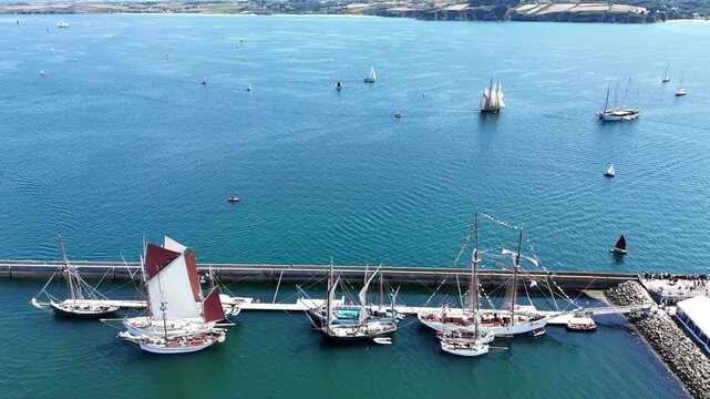voiliers et vieux gr&eacute;ments dans le port de Douarnenez
