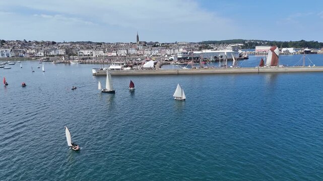 voiliers et vieux gr&eacute;ments dans le port de Douarnenez