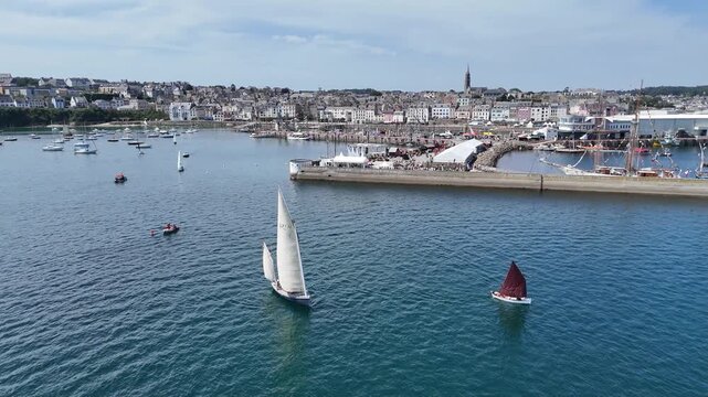 voiliers et vieux gr&eacute;ments dans le port de Douarnenez