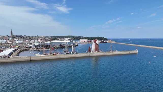 voiliers et vieux gr&eacute;ments dans le port de Douarnenez