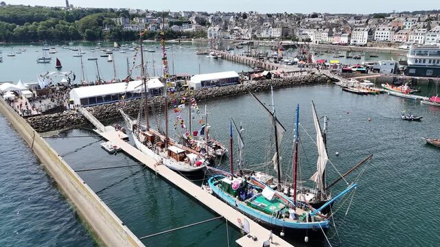 voiliers et vieux gr&eacute;ments dans le port de Douarnenez