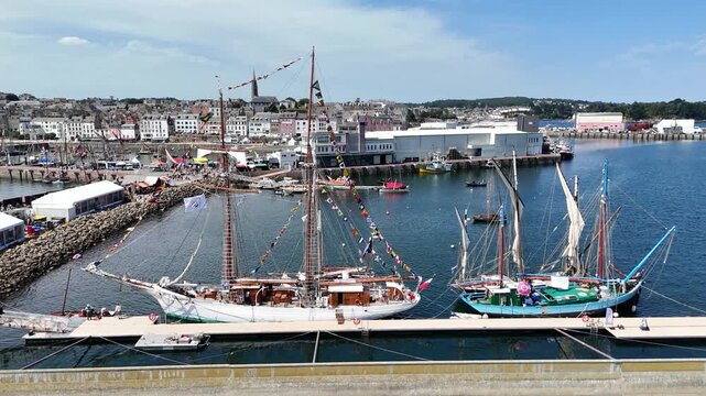 voiliers et vieux gr&eacute;ments dans le port de Douarnenez