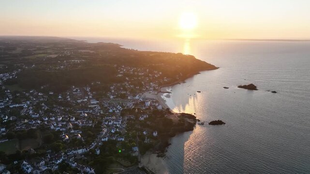 survol de Douarnenez en Bretagne au soleil couchant
