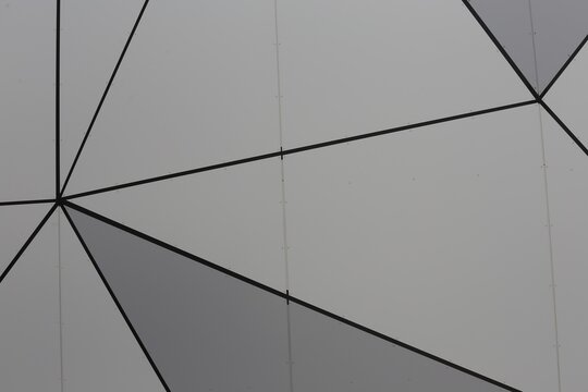 Vue rapproch&eacute;e d'une surface en relief compos&eacute;e de lignes noires et de triangles gris plus ou moins fonc&eacute;s