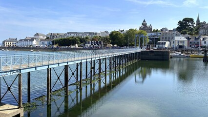 Fototapeta premium plages et rues de Douarnenez l'été en Bretagne