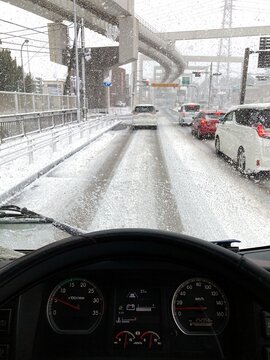 雪に覆われた車