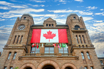 Obraz premium Ontario Parliament Government Building, Large Canadian Flag, Toronto, Canada