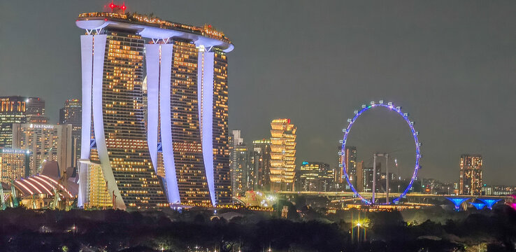 SINGAPORE - April 11 : Exterior view of the iconic Marina Bay Sands hotel, showcasing its distinctive architectural design, curved towers, and Sands SkyPark rooftop located in Singapore, April 11,2026